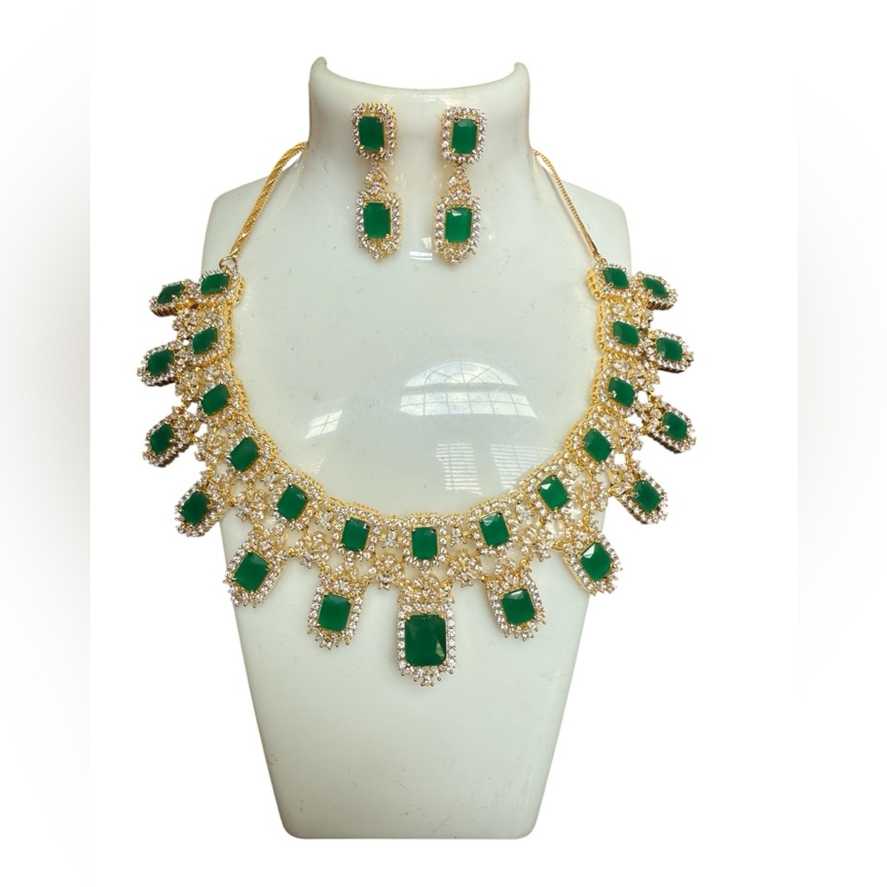 Luxurious Emerald and Gold Necklace Set